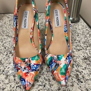 Steve Madden Daisie Heels size 5